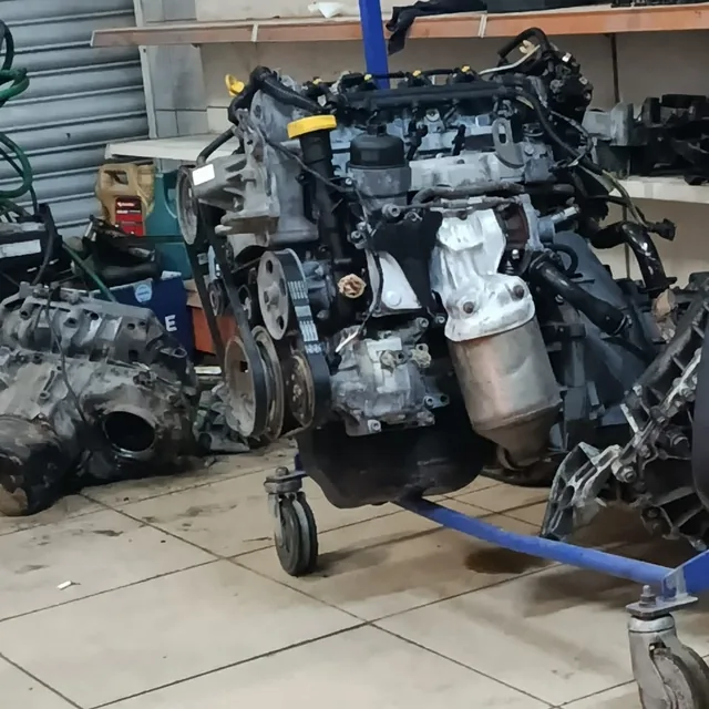 Tamirhanede sökülmüş motor ve tezgah bölgesi