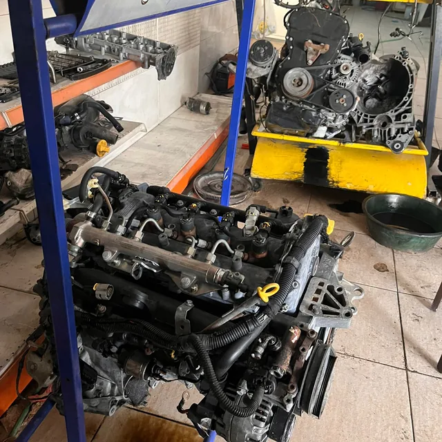 Sehpaya alınmış motorun üst kısmı ve tamirhanedeki lift bölgesi