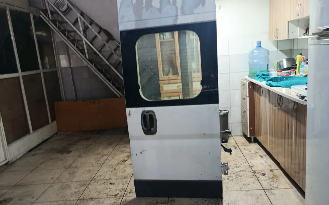 Tamirhanemizde sökülmüş arka kapak