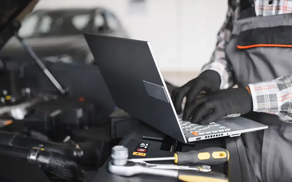 Motor beyni (ECU) ünitesinin arıza tespit cihazıyla test edilmesi