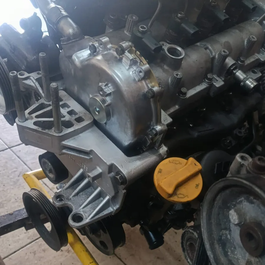 Tamirhanemizin çalışma alanı ve sehpaya alınmış motor bölgesi