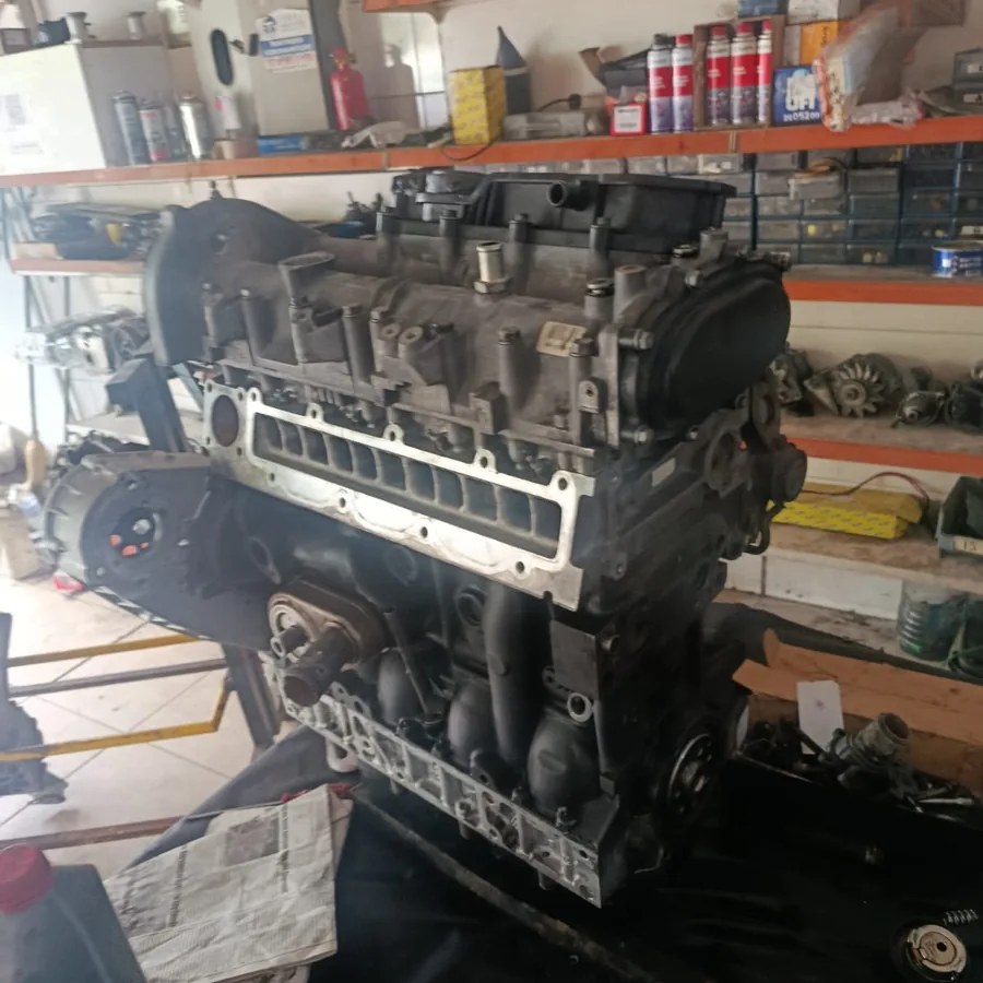 Motor bölmesinde yakıt hattına erişim için yapılan söküm