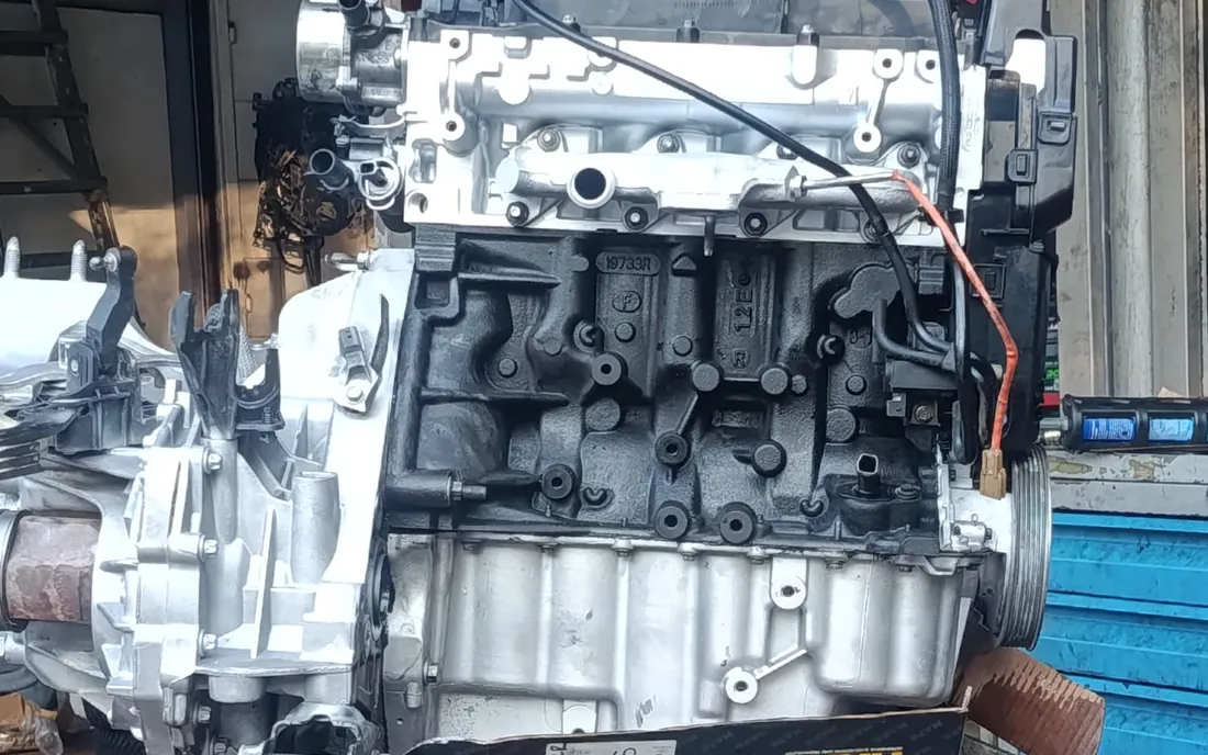Tamirhanemizde tezgâh üzerindeki motor bloğu