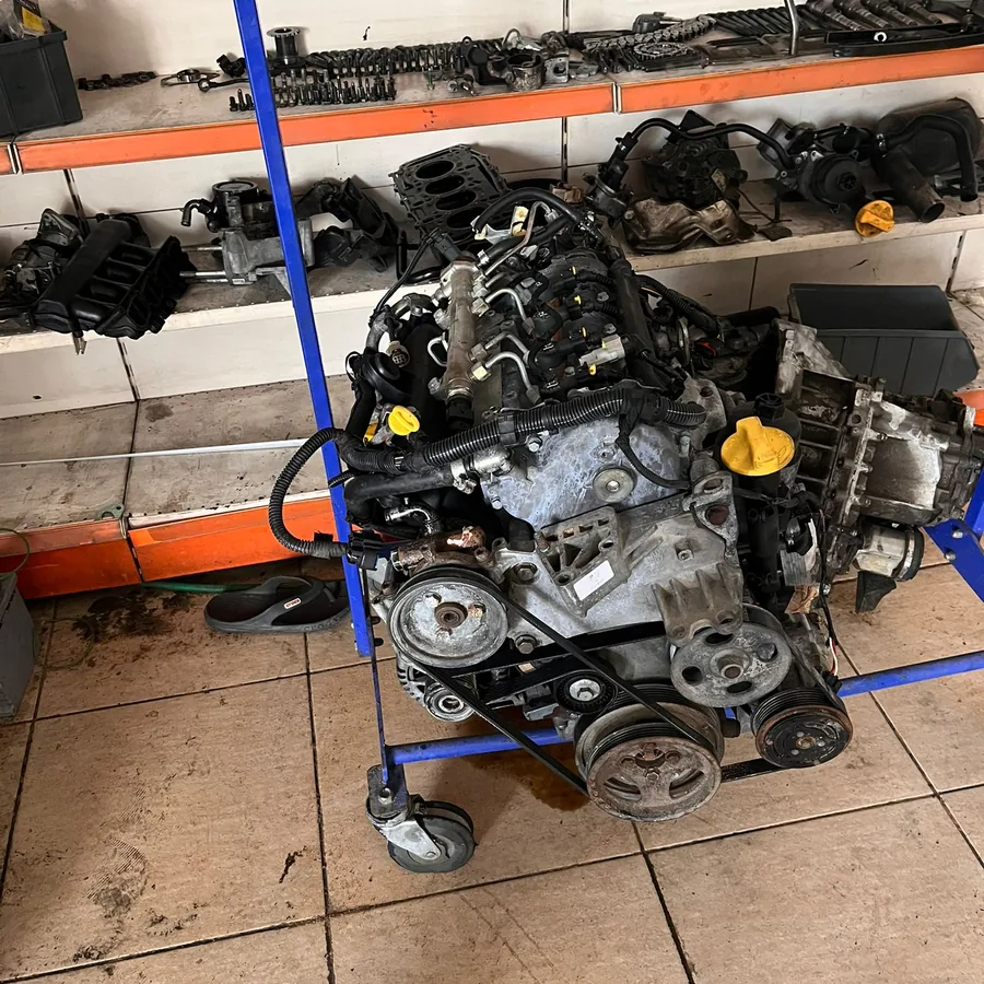 Triger ve kayış tarafı toplanmakta olan motor