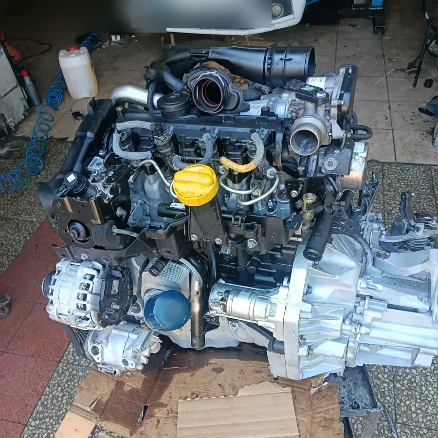 Sökülmüş motor ve şanzıman takımının tamirhane girişindeki görünümü