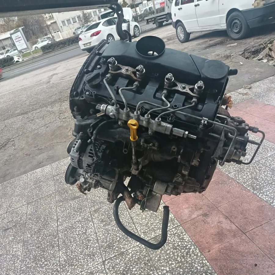 Tamirhanede sökülmüş hâlde duran motor grubunun yakın görünümü