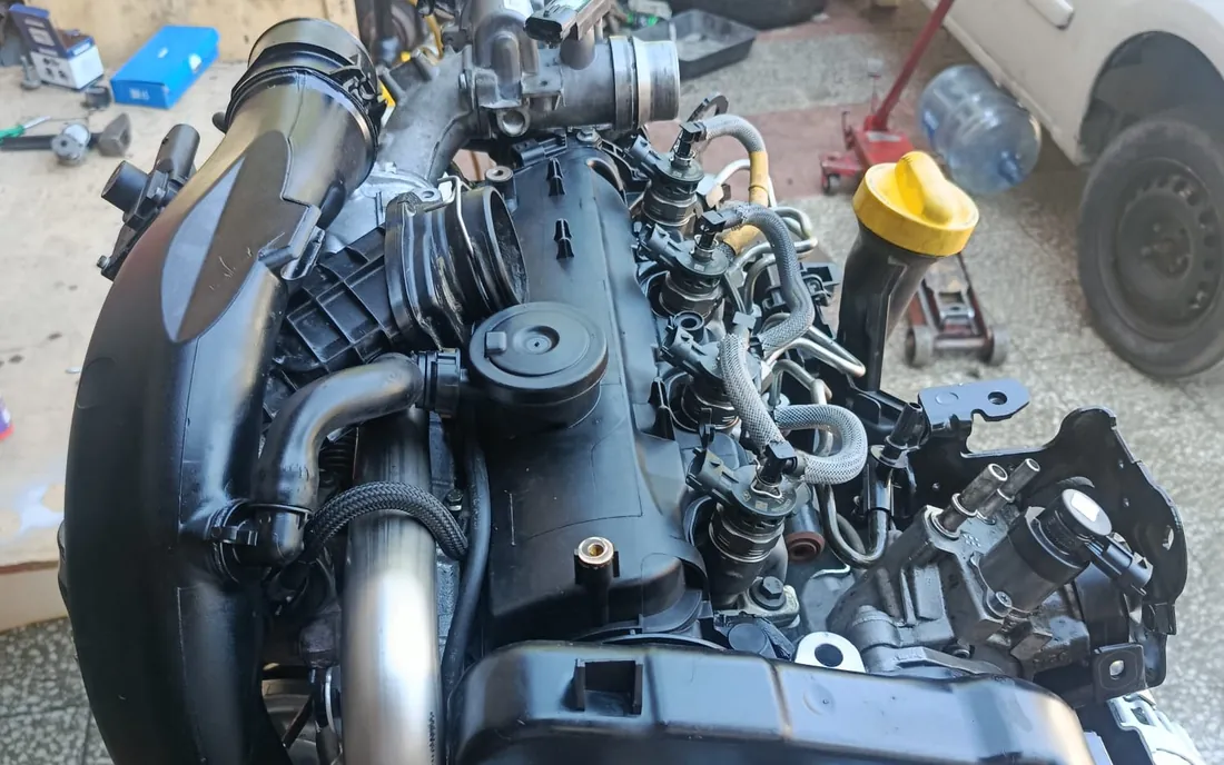 Tamirhanemizin çalışma alanında sehpaya alınmış motor ve şanzıman