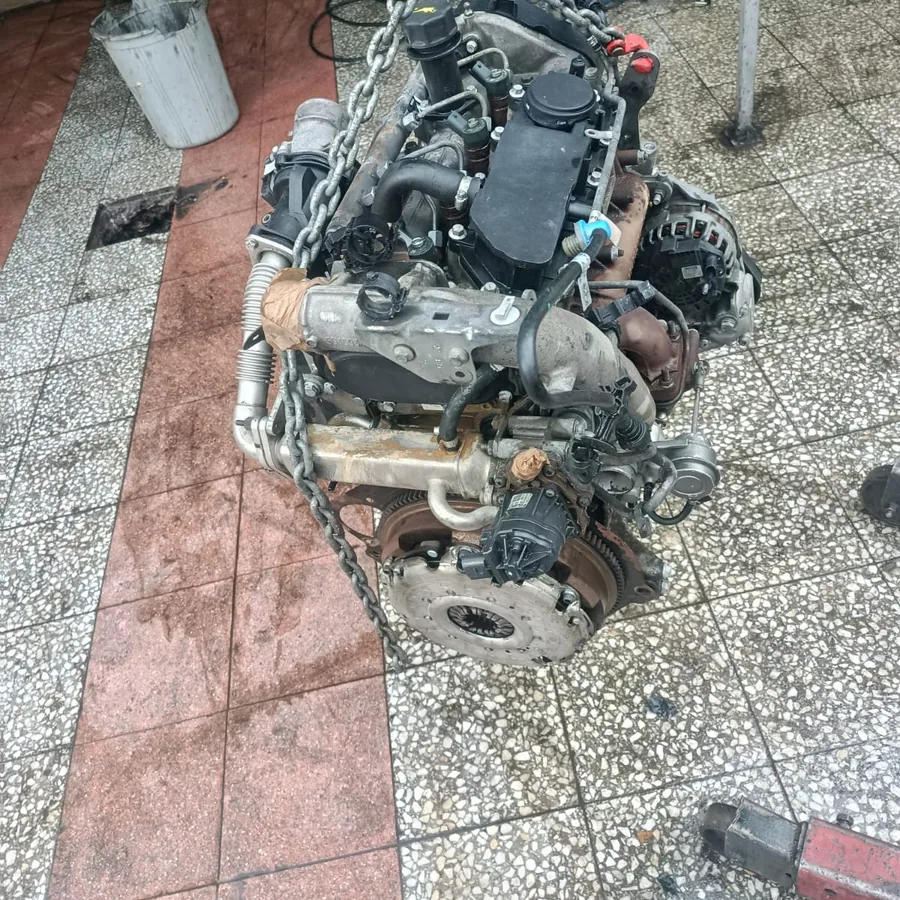 Turbo tarafı açık motorun tamirhane zemininde kontrolü