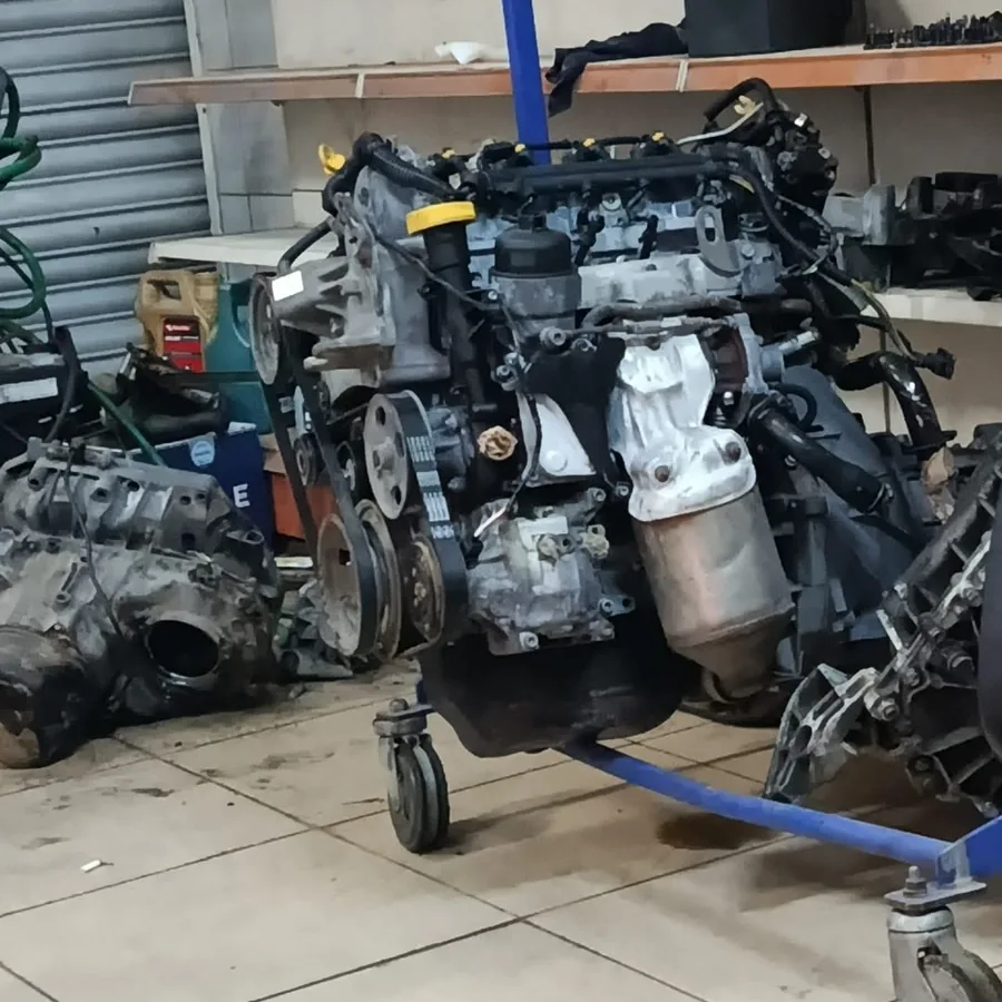 Tamirhanede sıralanmış motorlar ve sökülmüş turbo-egzoz parçaları