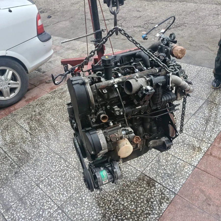 Vinçle askıya alınmış motorun emme ve şarj borularının görünümü