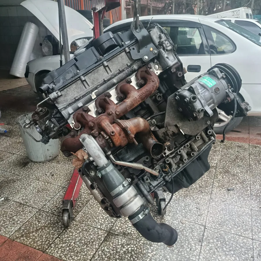 Egzoz manifoldu ve turbo grubu görünen sökülmüş motor