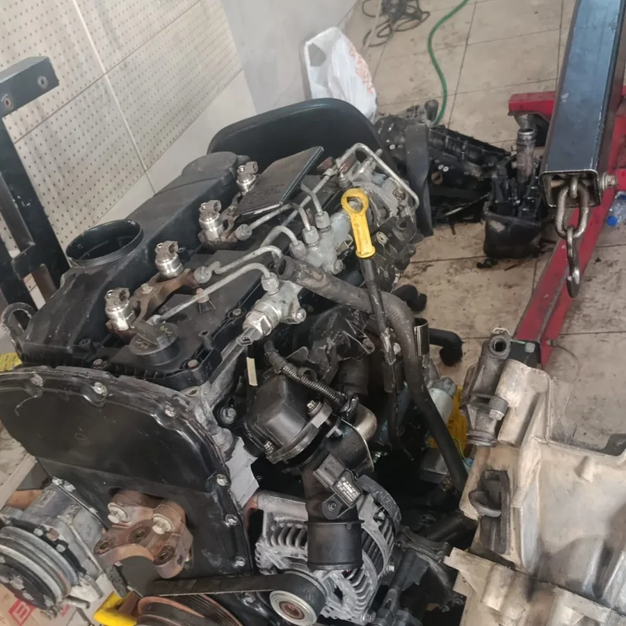 Tamirhanemizde sökülmüş motor ve yakıt hattı bölgesi
